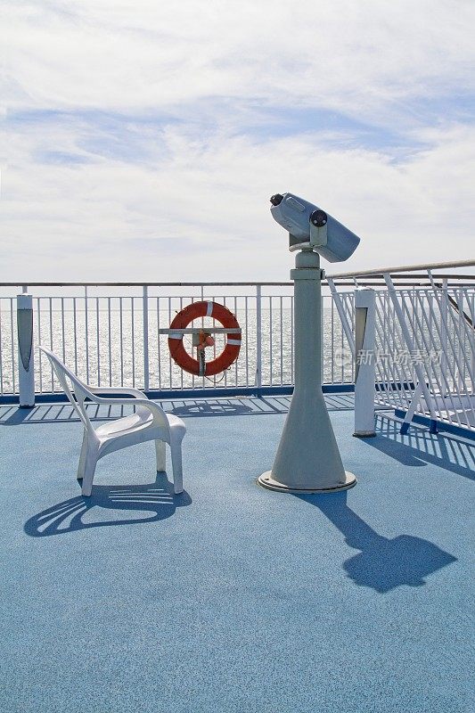 船上甲板上的救生圈、望远镜和椅子
