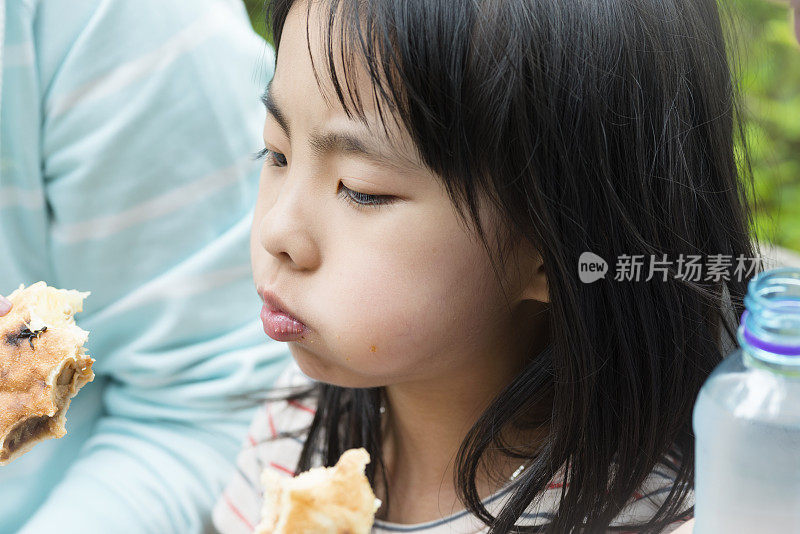 中国女孩在香港公园吃三明治，亚洲