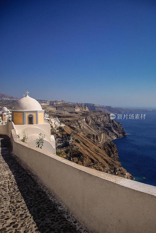 圣托里尼火山口上的钟塔。