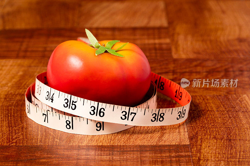 卷尺绕着番茄
