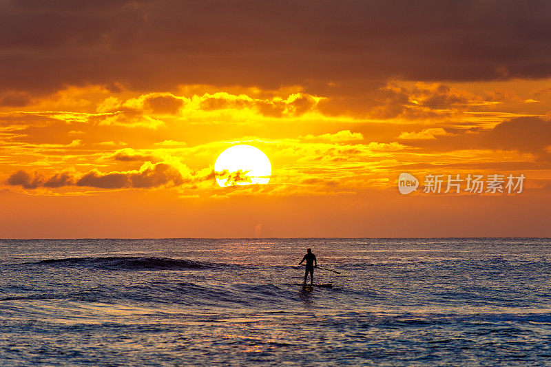 日落冲浪者冲浪风景优美的夏威夷海洋Poipu海滩，考艾岛