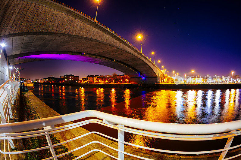 克莱德河和金斯顿桥的夜景，格拉斯哥