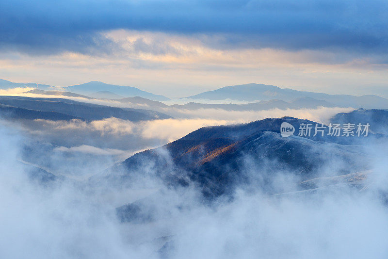 层层叠叠的山景与云雾