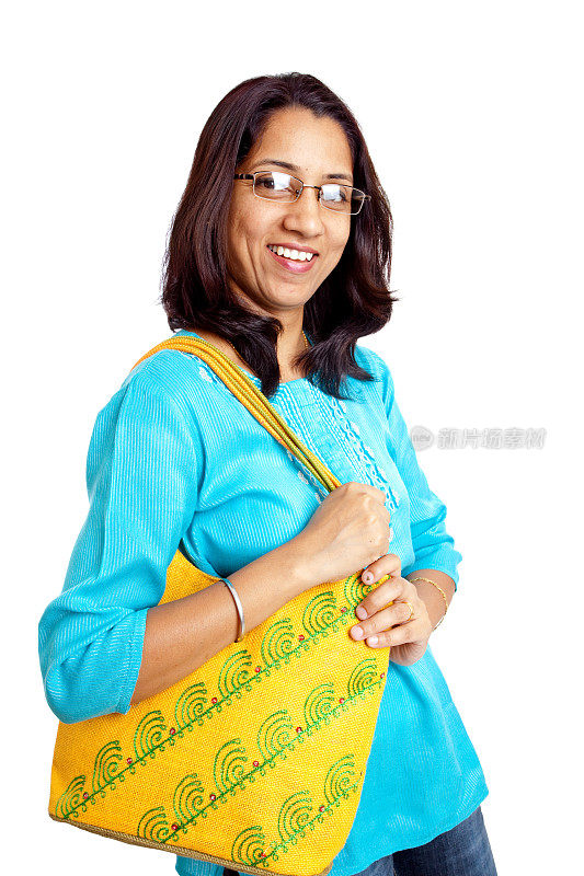 兴高采烈的印度职业妇女拿着购物袋孤立在白色