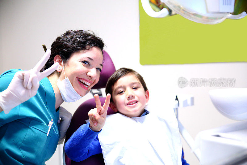 牙医和小男孩病人