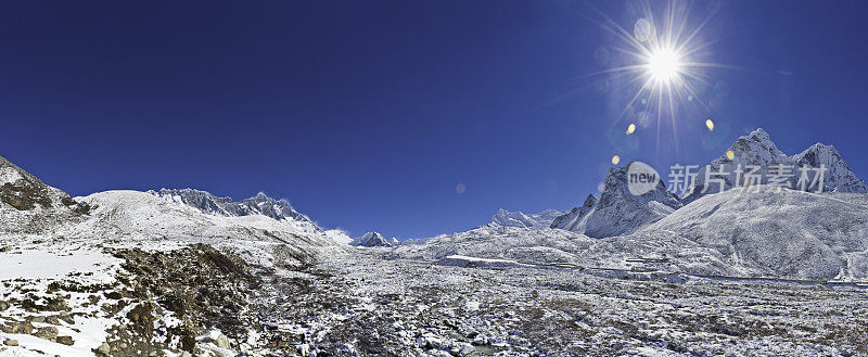 明亮的太阳在白色的山顶荒野全景喜马拉雅山