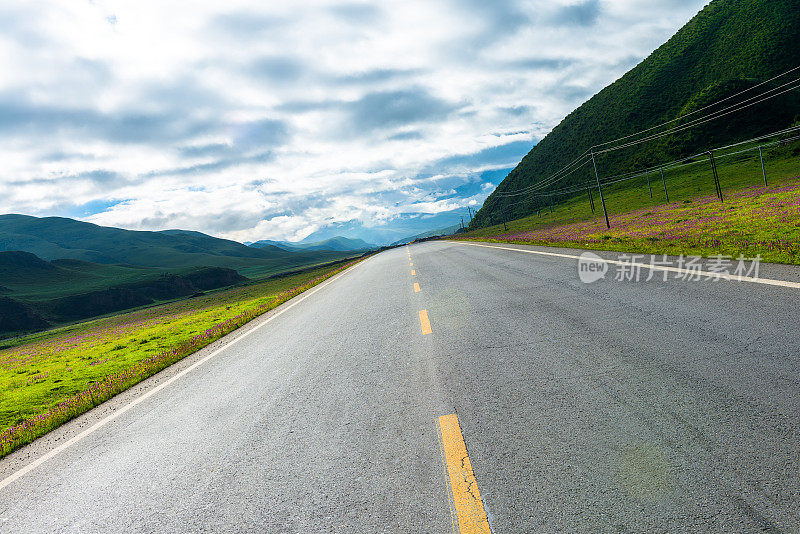 西藏高原的道路、草地和天空