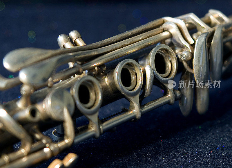 蓝色火花上的古董单簧管