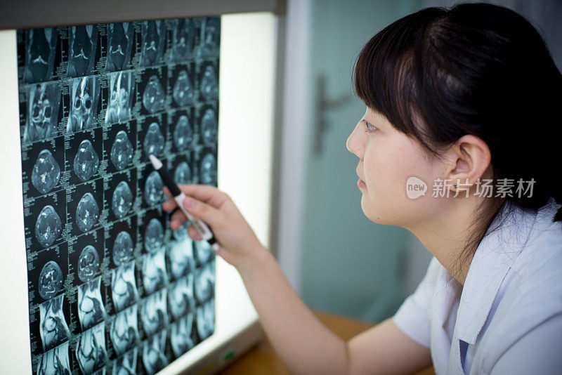 亚洲女性放射科医师