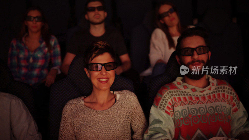 快乐的人们享受在电影院看3d电影