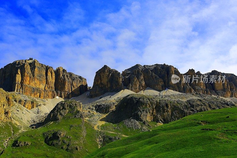 阿尔卑斯田园诗般的风景，波多多垭口尖峰，意大利泰洛阿尔卑斯