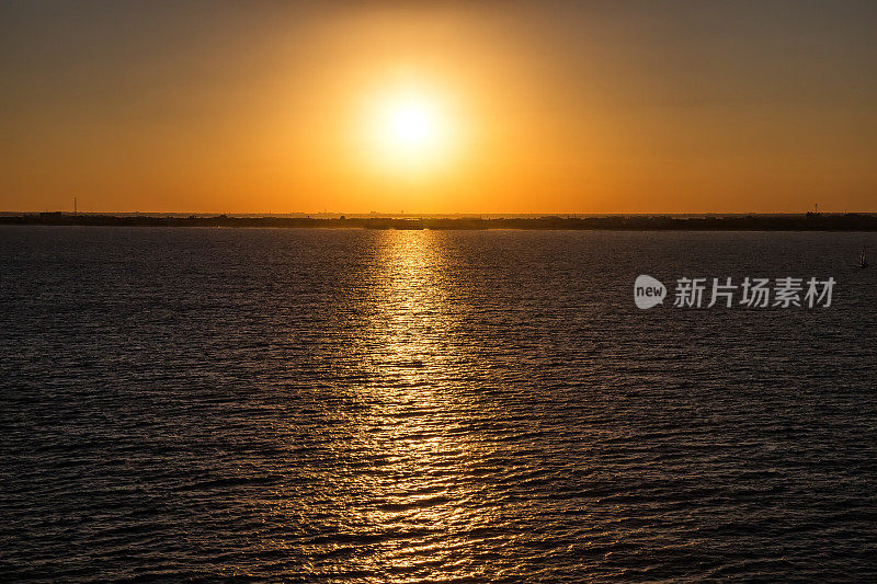 太阳在海上落下