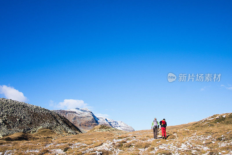 徒步旅行者在山里徒步旅行