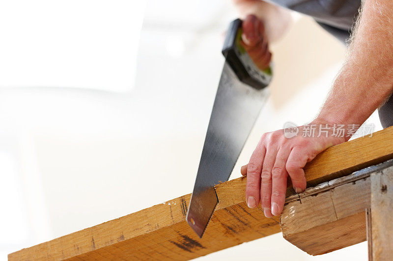 男木匠的手在锯木头