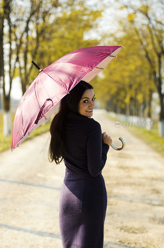 拿着伞的漂亮女孩