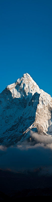 雪山峰顶垂直旗帜阿玛达布拉姆昆布喜马拉雅山尼泊尔