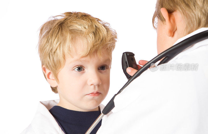 儿童游戏医生用检眼镜检查眼睛