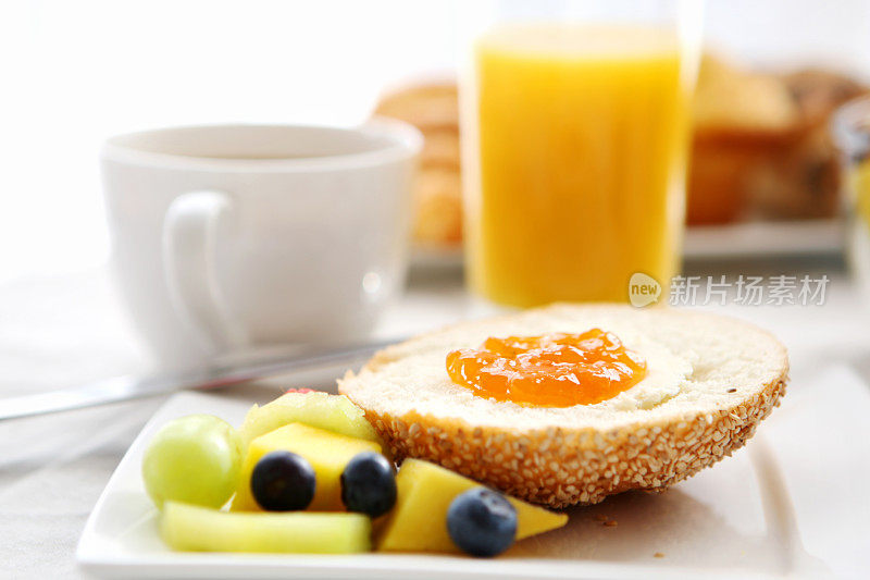欧式早餐有面包、黄油、果酱、咖啡和橙汁