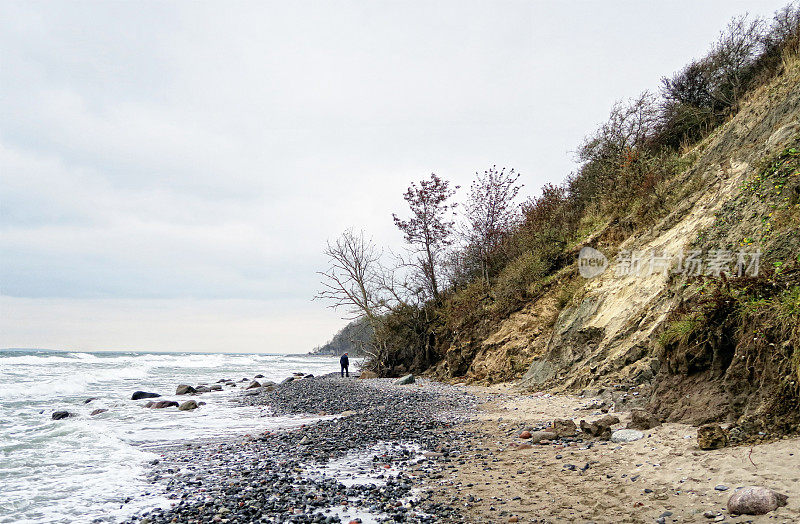 波罗的海沿岸的阿科纳角海滩景观。
