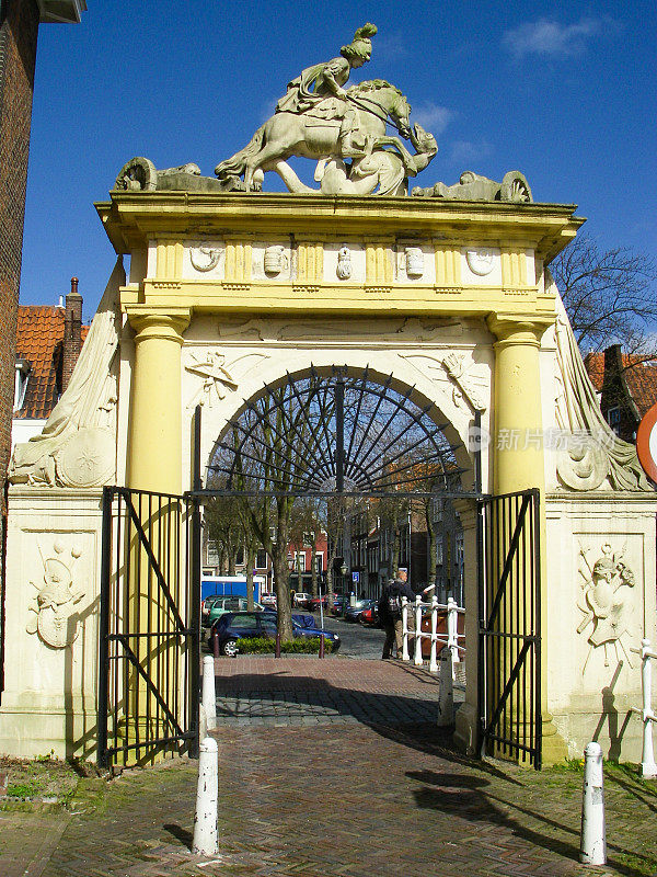 荷兰莱顿运河上华丽的中世纪雕刻门