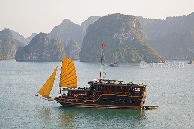 下龙湾风帆游船