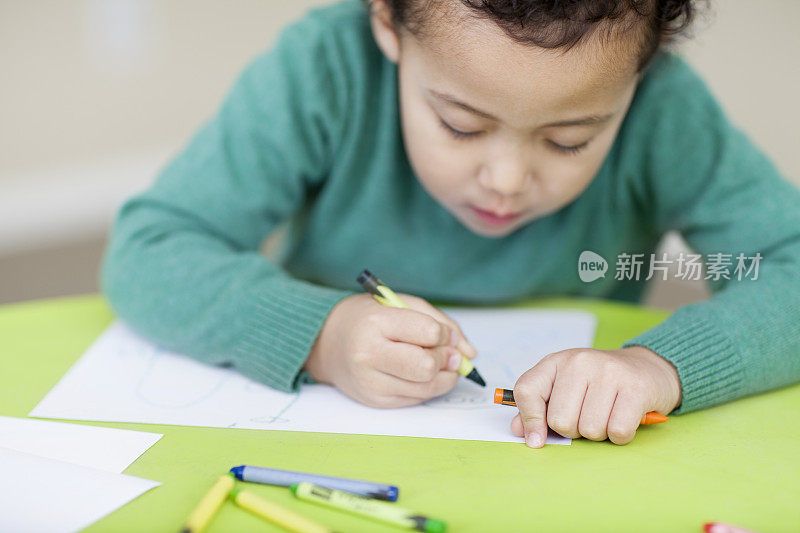 小男孩在日托所里涂色