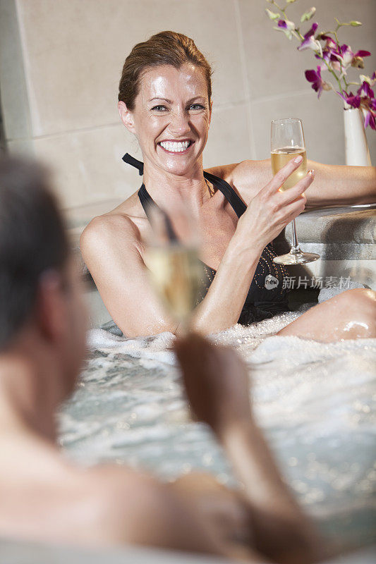 成熟的夫妇在热水浴缸里