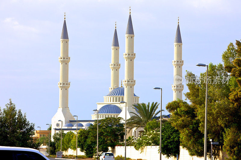 迪拜，阿联酋-清真寺有四个尖塔和圆顶