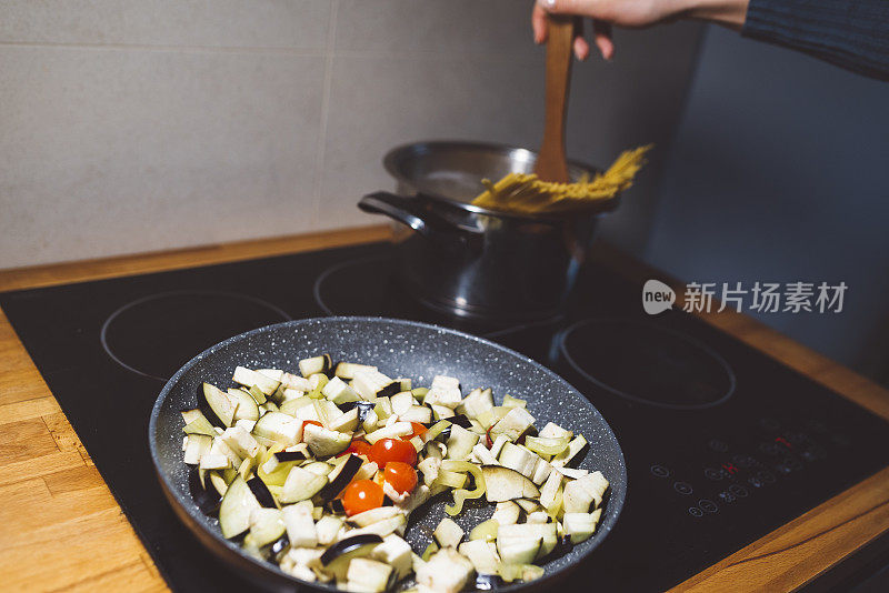 用电炉做饭的女人