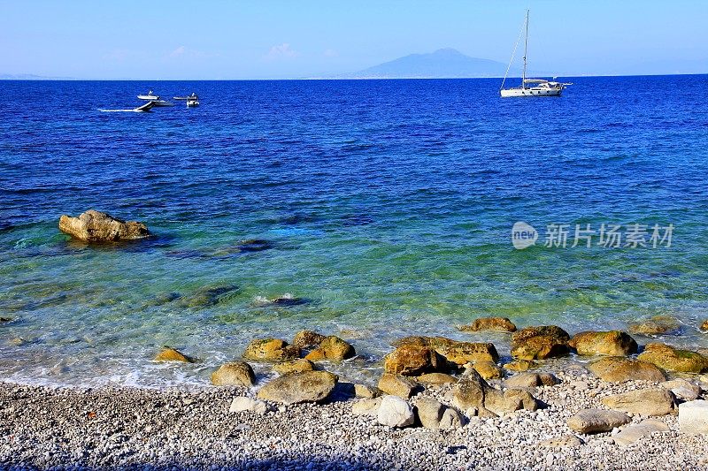 卡布里海滩，小船和游艇，蓝色地中海，阿马尔菲海岸
