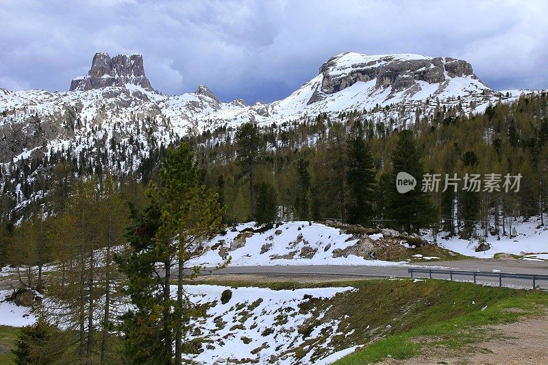 田园诗般的积雪覆盖的Falzarego从瓦尔帕洛拉，白云石山脉，壮丽的全景，意大利泰洛阿尔卑斯山