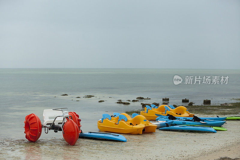 采购产品水艇划桨板，三轮车，脚踏船，皮划艇在雨天海滩