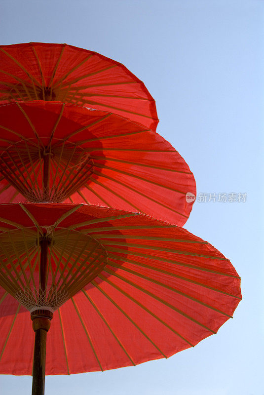 三个红色雨伞