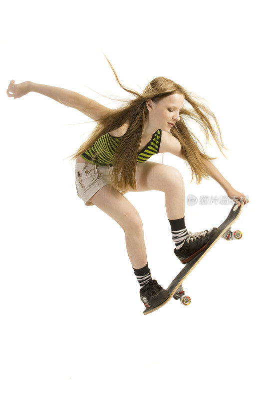 年轻女子滑板，孤立在白色
