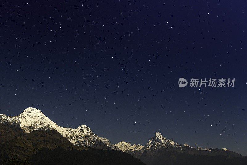 星星在尼泊尔的喜马拉雅山Machapuchare雪山上闪烁