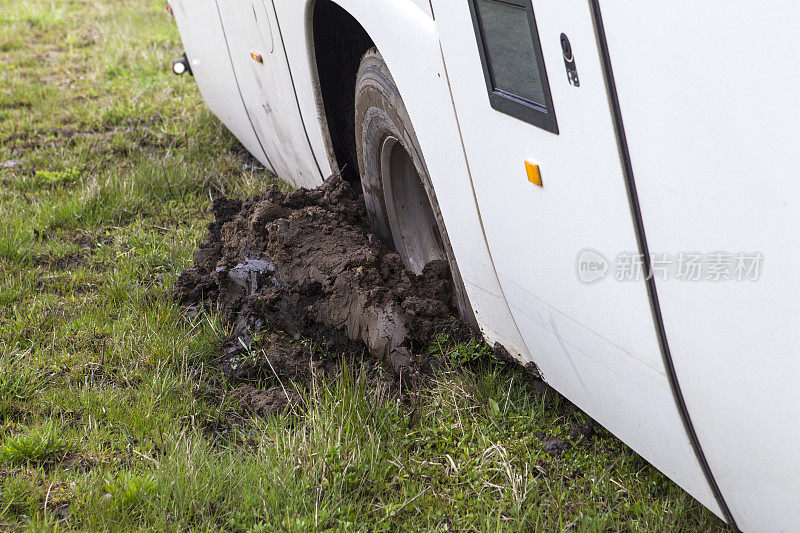 公共汽车被埋在泥里