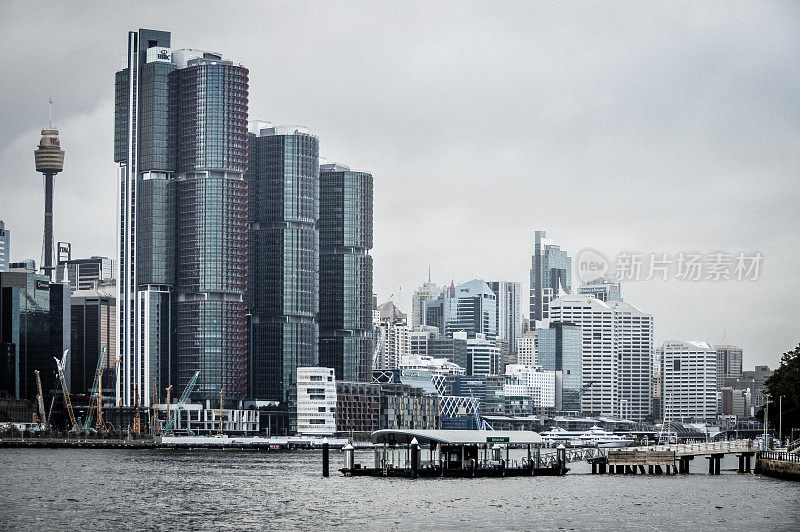 达令港沿岸的悉尼城市景观