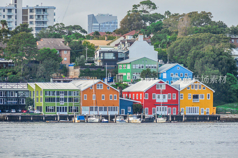 悉尼海港沿岸的五颜六色的建筑
