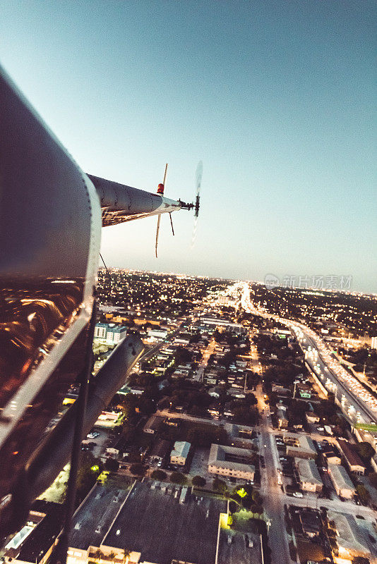 直升机在迈阿密市中心上空盘旋