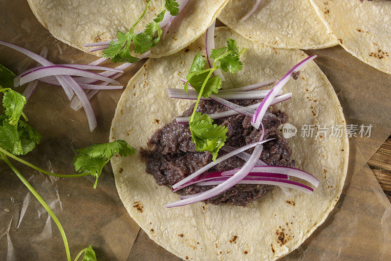 甜红豆沙在白玉米饼上