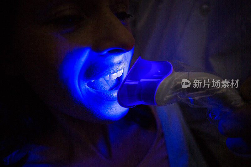 牙医用牙科工具检查一位女病人