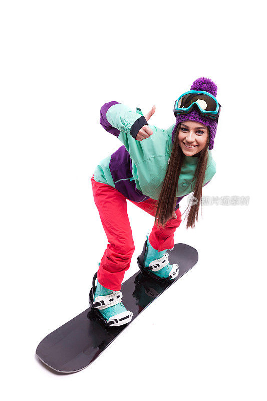 骑滑雪板的年轻女子