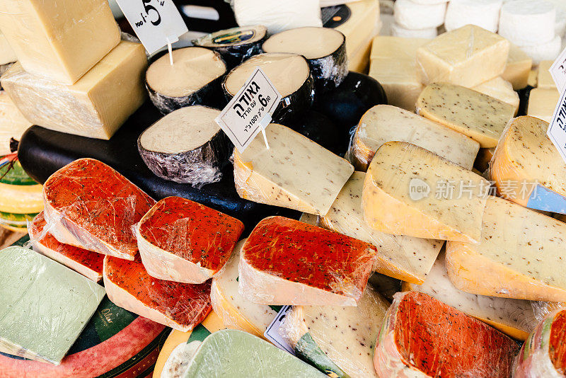 前往以色列，探索特拉维夫的美容食品市场，那里有各种各样的奶酪