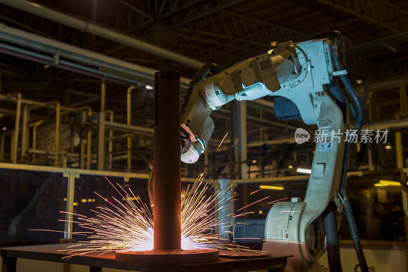 工业机器人正在汽车厂焊接