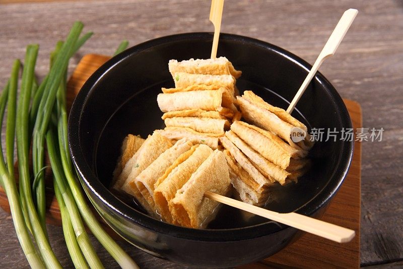 鱼饼串在碗里