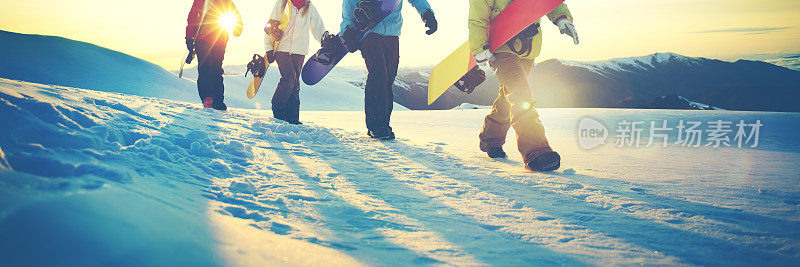 人们滑雪板冬季运动友谊概念