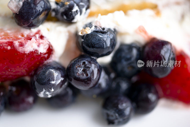 水果蛋糕与草莓和蓝莓