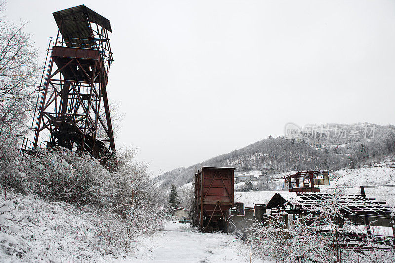 西班牙阿斯图里亚斯的煤矿被雪覆盖