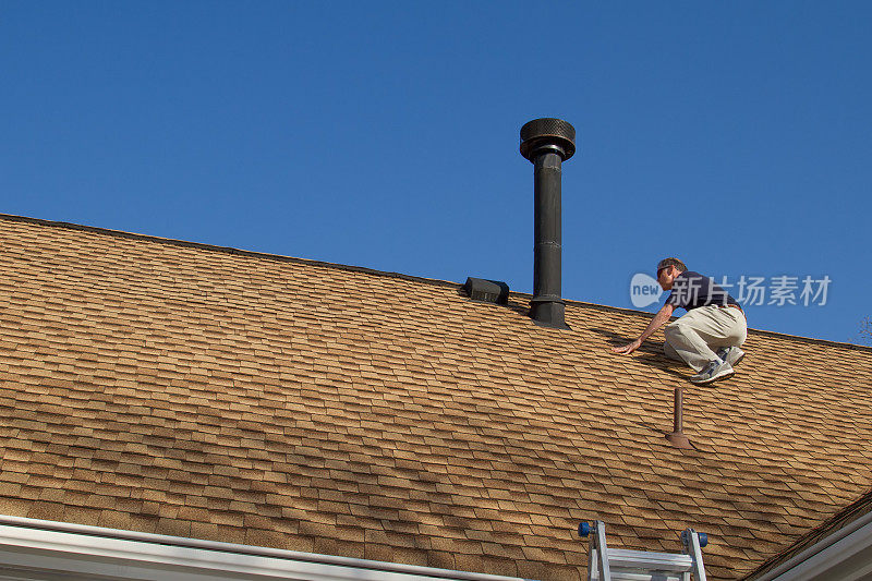 房屋检查员，在屋顶上，检查一个屋顶的排气口。