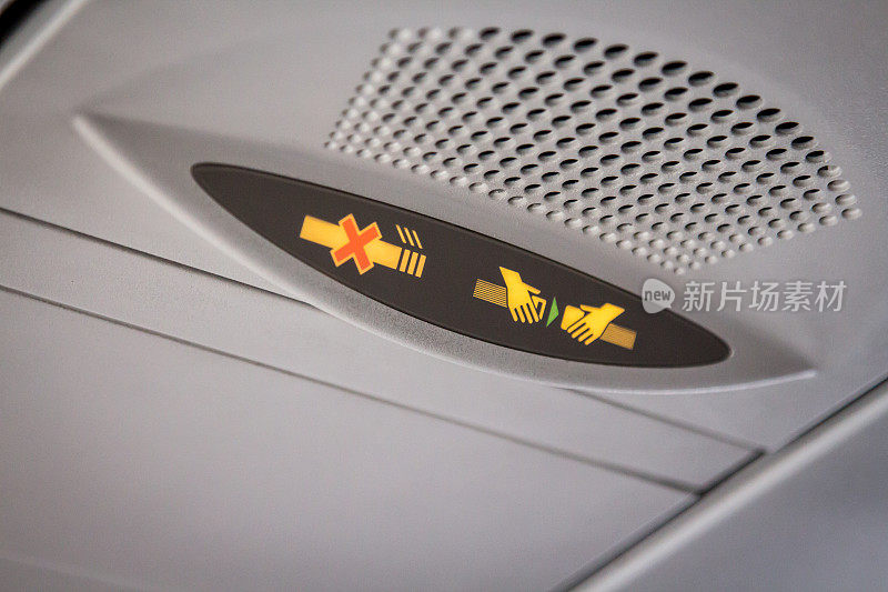 飞机内禁止吸烟和系好安全带标志